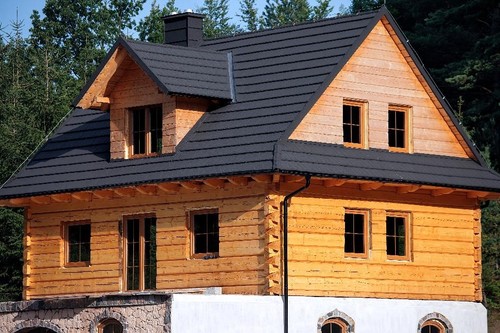 Wyniki badań pokazują, że w Polsce buduje się coraz więcej i większych domów z drewna